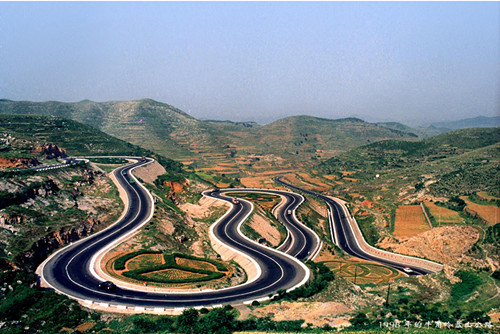 胶王路牛角岭盘山路